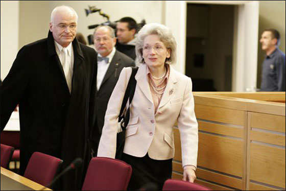 طبيبة اتهمت بالقتل عمدا لـ13 مريض تحت اشرافها.. فانتحرت! صورة رقم 2 طبيبة اتهمت بالقتل عمدا لـ13 مريض تحت اشرافها.. فانتحرت! صورة رقم 2