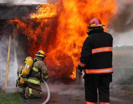 من جهله.. احرق منزله ونفسه ليتخلص من الحشرات!! صورة رقم 1