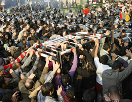 3 قتلى و 150 جريحا حصيلة التظاهرات في مصر!  صورة رقم 1