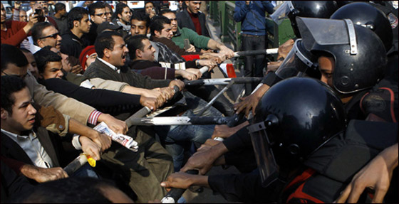 3 قتلى و 150 جريحا حصيلة التظاهرات في مصر!  صورة رقم 6