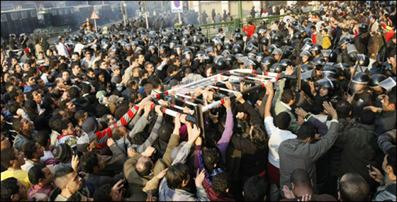 3 قتلى و 150 جريحا حصيلة التظاهرات في مصر!  صورة رقم 7