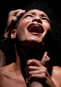 أب يعذب ابنتيه بشفرة حلاقة في أعضائهما الحساسة قبل ختانهما! صورة رقم 1