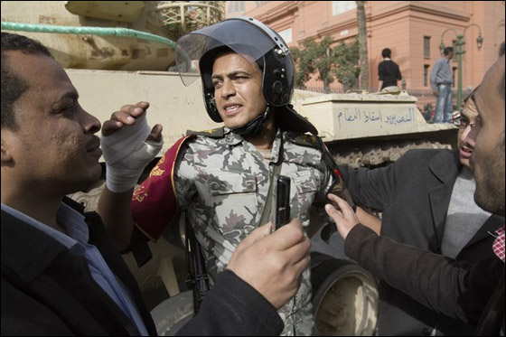 عمال مصنع السويس للصلب يعلنون الإضراب حتى تنحي مبارك    صورة رقم 2