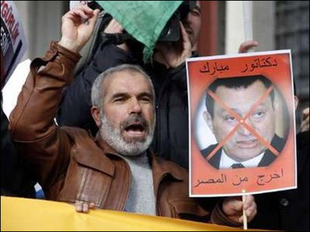 عمليات نهب وغياب الأمن في مصر وعشرات الجثث في المستشفيات صورة رقم 5