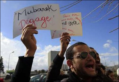 عمليات نهب وغياب الأمن في مصر وعشرات الجثث في المستشفيات صورة رقم 8