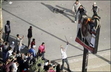 عمليات نهب وغياب الأمن في مصر وعشرات الجثث في المستشفيات صورة رقم 6