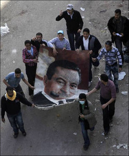 عمليات نهب وغياب الأمن في مصر وعشرات الجثث في المستشفيات صورة رقم 7