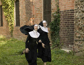 فلبينيات يتنكرن بزي راهبات.. من اجل الوصول الى لبنان للعمل! صورة رقم 1