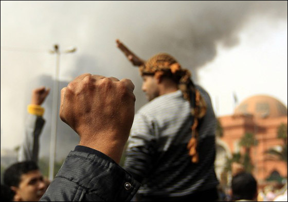 مبارك يكلف رئيس الوزراء الجديد ببدء الحوار مع المعارضة صورة رقم 12