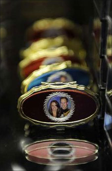 واقيات ذكرية كتذكار لزفاف الامير وليام ولعلاقة ممنوعة ملكية!  صورة رقم 7