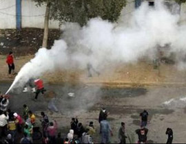 تونسي للمصريين: اغسلوا وجوهكم بالكولا لازالة مفعول القنابل المسيلة للدموع صورة رقم 1 تونسي للمصريين: اغسلوا وجوهكم بالكولا لازالة مفعول القنابل المسيلة للدموع صورة رقم 1