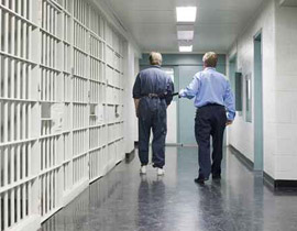 مقاضاة سجن امريكي اجبر سجنائه على خلع الملابس! صورة رقم 1