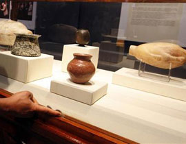 عقب الفوضى في مصر.. لصوص ينهبون قطع اثرية مصرية! صورة رقم 1