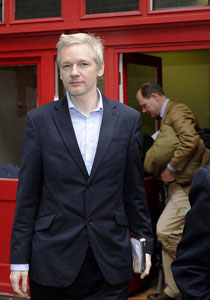 مؤسس ويكيليكس يتنكر بثياب امراة للهرب من الـ مؤسس ويكيليكس يتنكر بثياب امراة للهرب من الـ