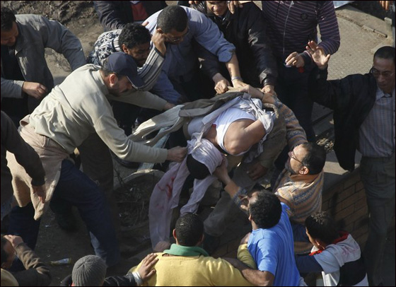 تجدد المواجهات بميدان التحرير مع الاستعداد لجمعة الرحيل  صورة رقم 6