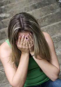 أب يصطحب أبنته لمناطق منعزلة ويجبرها على خلع الملابس ليتحرش بها! صورة رقم 1