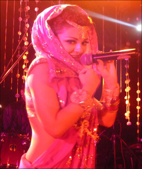 بالصور.. ميريام فارس تحيي عرسا خاصا في الهند بزي الساري! صورة رقم 6 بالصور.. ميريام فارس تحيي عرسا خاصا في الهند بزي الساري! صورة رقم 6