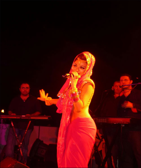 بالصور.. ميريام فارس تحيي عرسا خاصا في الهند بزي الساري! صورة رقم 7 بالصور.. ميريام فارس تحيي عرسا خاصا في الهند بزي الساري! صورة رقم 7