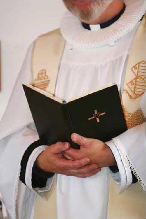 رجال الدين الكاثوليك يوقعون بيانا لانهاء العزوبية صورة رقم 1