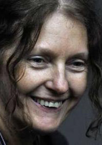 والدة أسانج تطالب رئيسة الوزراء الأسترالية بالاعتذار من ابنها صورة رقم 1