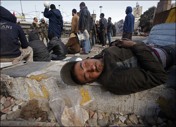 استمرار التظاهرات في القاهرة والمطالبة بتنحي الرئيس مبارك صورة رقم 2