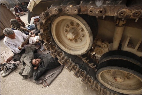 استمرار التظاهرات في القاهرة والمطالبة بتنحي الرئيس مبارك صورة رقم 3