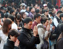 للحظ.. اكثر من 60 الف تايواني يقترضون 3 مليون دولار من المعبد صورة رقم 1 للحظ.. اكثر من 60 الف تايواني يقترضون 3 مليون دولار من المعبد صورة رقم 1