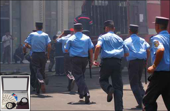 5 رجال شرطة يجبرون سائح على شراء حواسيب نقالة لهم والا قتلوه صورة رقم 1