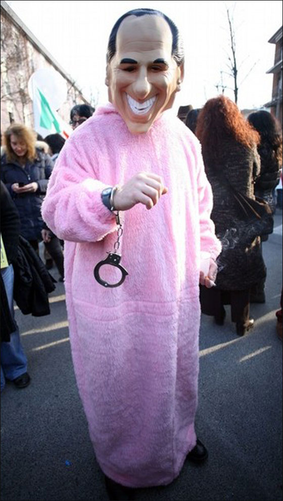 فتيات الفجور صورن برلسكوني عاريا والشعب يطالب باستقالته  صورة رقم 4