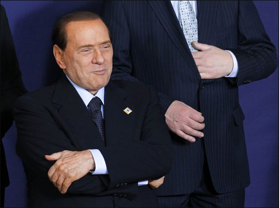 فتيات الفجور صورن برلسكوني عاريا والشعب يطالب باستقالته  صورة رقم 11