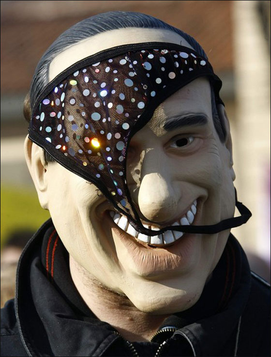 فتيات الفجور صورن برلسكوني عاريا والشعب يطالب باستقالته  صورة رقم 6