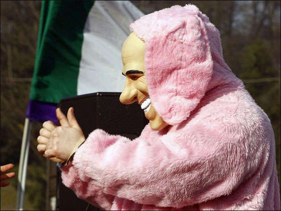 فتيات الفجور صورن برلسكوني عاريا والشعب يطالب باستقالته  صورة رقم 7