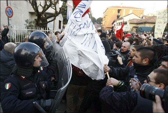 فتيات الفجور صورن برلسكوني عاريا والشعب يطالب باستقالته  صورة رقم 8