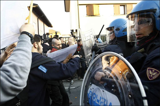 فتيات الفجور صورن برلسكوني عاريا والشعب يطالب باستقالته  صورة رقم 9