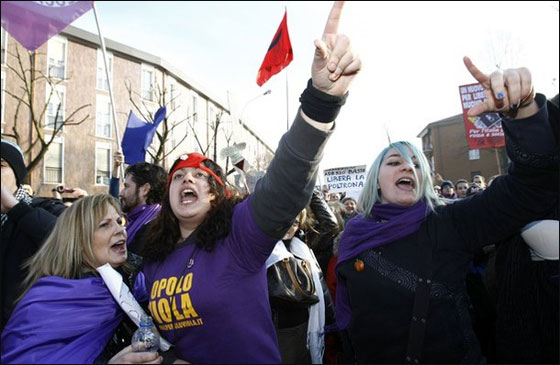 فتيات الفجور صورن برلسكوني عاريا والشعب يطالب باستقالته  صورة رقم 2