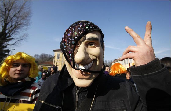 فتيات الفجور صورن برلسكوني عاريا والشعب يطالب باستقالته  صورة رقم 3