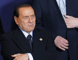 فتيات الفجور صورن برلسكوني عاريا والشعب يطالب باستقالته  صورة رقم 1