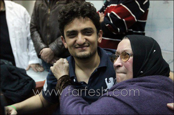 بالصور.. وائل غنيم في حضن ام الشهيد  صورة رقم 7