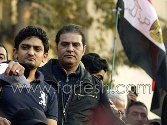 بالصور.. وائل غنيم في حضن ام الشهيد  صورة رقم 2