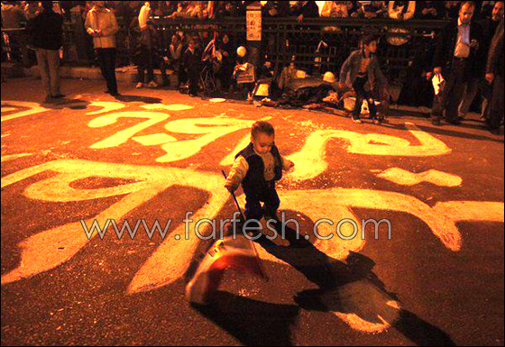 بالصور.. وائل غنيم في حضن ام الشهيد  صورة رقم 9