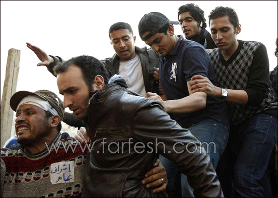 بالصور.. وائل غنيم في حضن ام الشهيد  صورة رقم 10