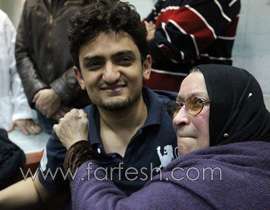 بالصور.. وائل غنيم في حضن ام الشهيد  صورة رقم 1