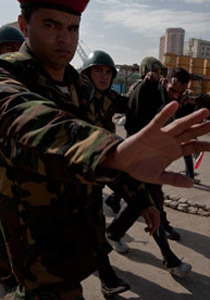 نشطاء حقوق الانسان يتهمون الجيش المصري بتعذيب المعتقلين! صورة رقم 1