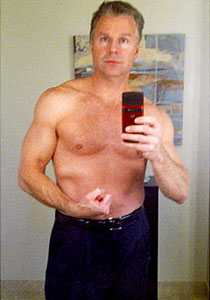 صورة صدره العاري.. تتسبب في استقالته من مجلس النواب الامريكي! صورة رقم 1