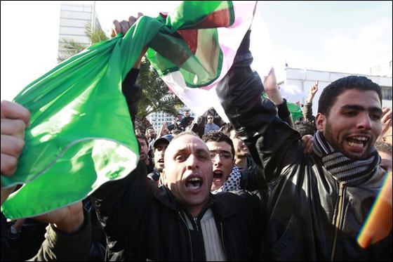 اعتقال مئات المتظاهرين في مواجهات بالجزائر بينهم 50 امرأة صورة رقم 3