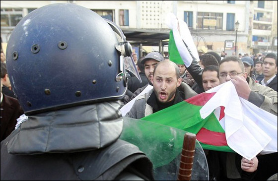 اعتقال مئات المتظاهرين في مواجهات بالجزائر بينهم 50 امرأة صورة رقم 8