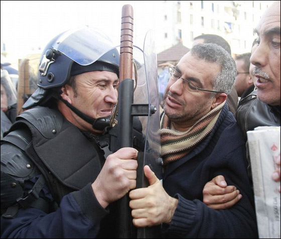 اعتقال مئات المتظاهرين في مواجهات بالجزائر بينهم 50 امرأة صورة رقم 10