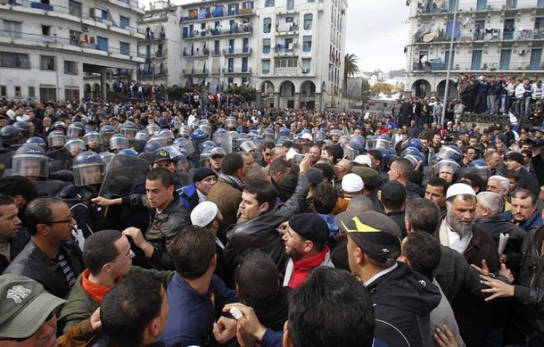 اعتقال مئات المتظاهرين في مواجهات بالجزائر بينهم 50 امرأة صورة رقم 5