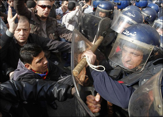 اعتقال مئات المتظاهرين في مواجهات بالجزائر بينهم 50 امرأة صورة رقم 2