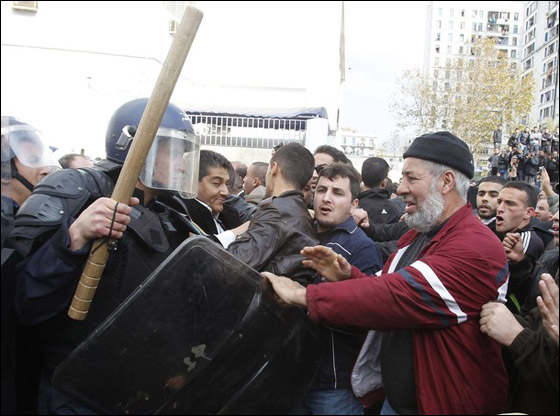 اعتقال مئات المتظاهرين في مواجهات بالجزائر بينهم 50 امرأة صورة رقم 4